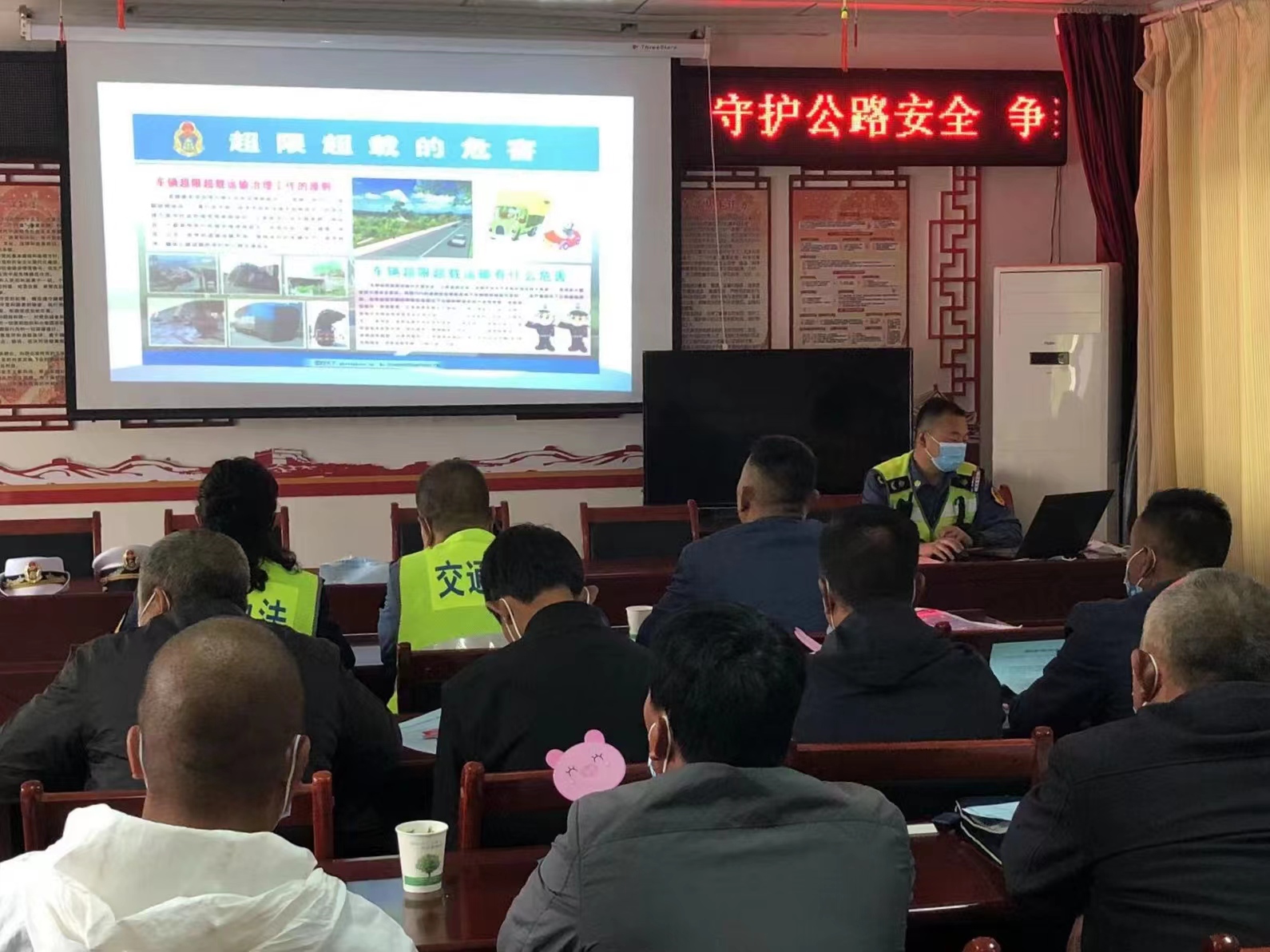 进社区讲课.jpg 进社区讲课.jpg