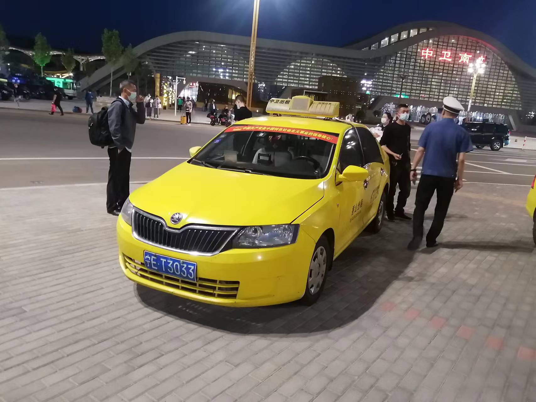 中卫支队夜查出租车经营秩序.jpg